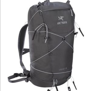 Arc'teryx Cierzo 18 gray backpack